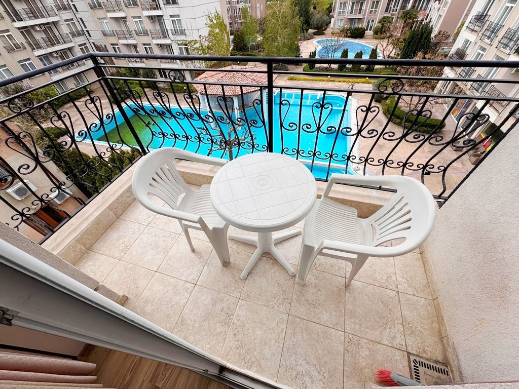 Dvoupokojový apartmán s výhledem na bazén v prestižním komplexu ve Slunečném pobřeží