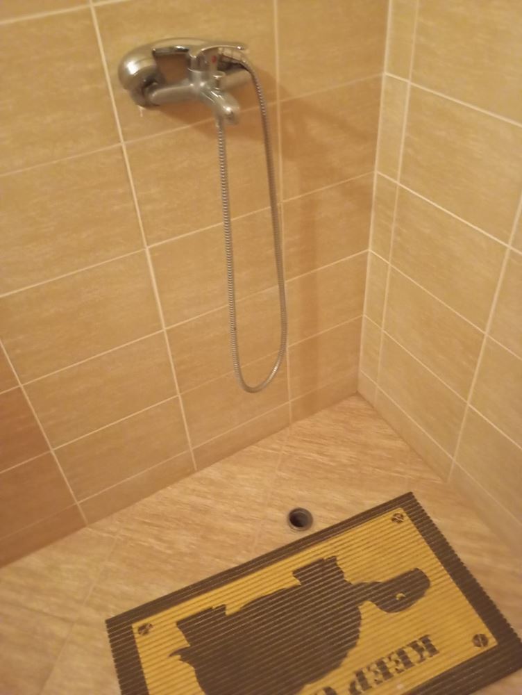 Plně zařízený dvoupokojový apartmán 200 m od pláže v Ravdě – klid, zeleň a komfort v menším komplexu