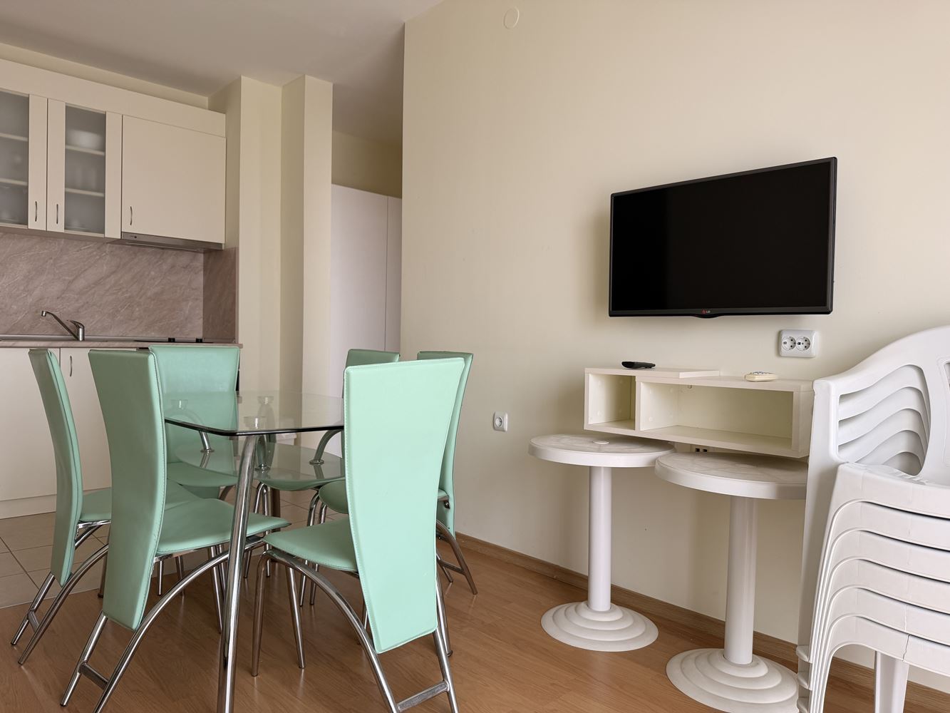 Prostorný apartmán se dvěma ložnicemi ve Slunečném pobřeží – panoramatický výhled a klidná lokalita