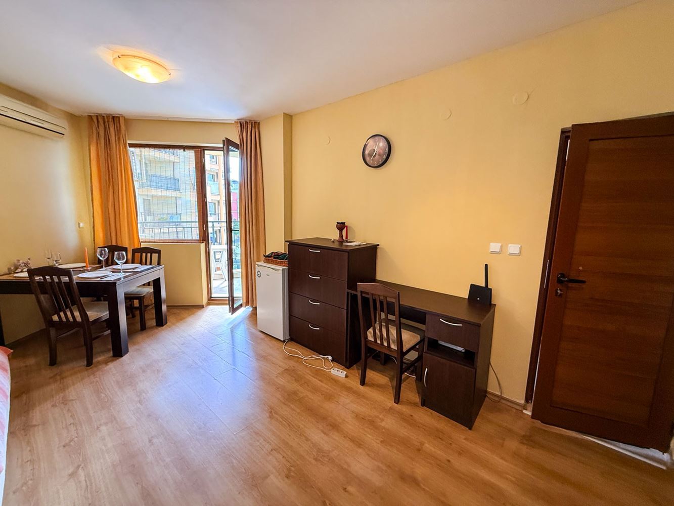 Sluneční pobřeží: útulný apartmán s jednou ložnicí s nízkým poplatkem za údržbu