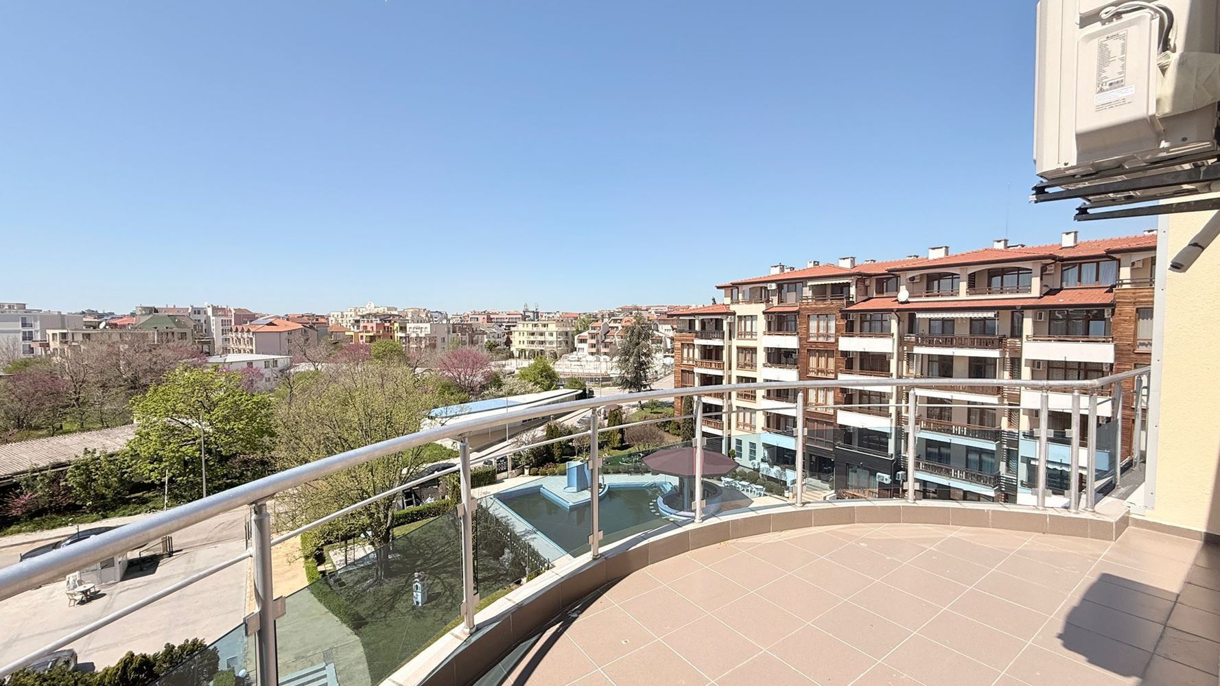 Luxusní apartmán se třemi ložnicemi na první linii v Ravdě – prostor, prestiž a úchvatné mořské panorama