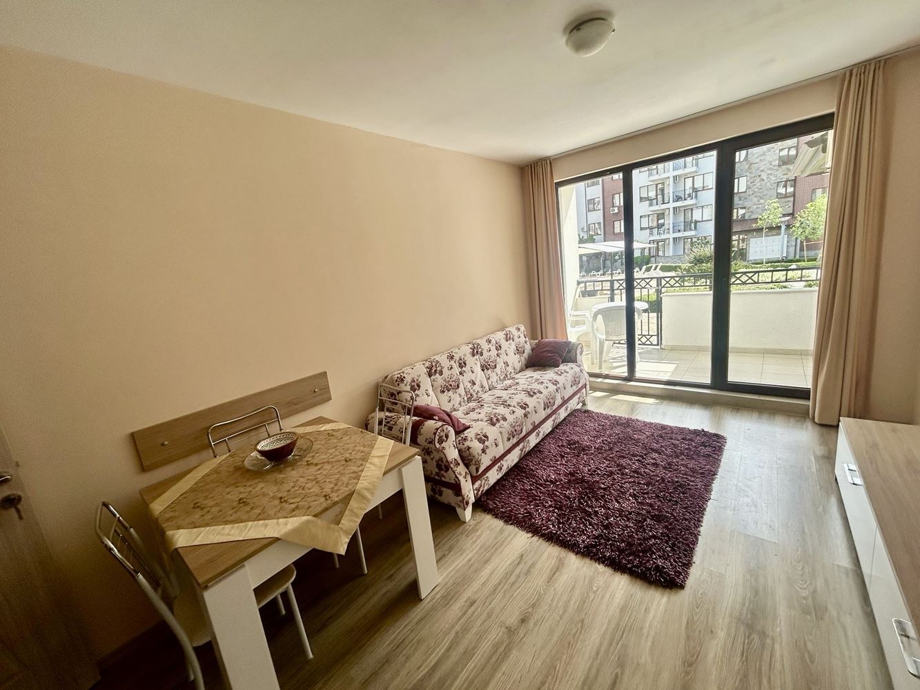 Komfortní 2+kk apartmán s přímým vstupem k bazénu v Nesebaru – mimořádně praktická nabídka
