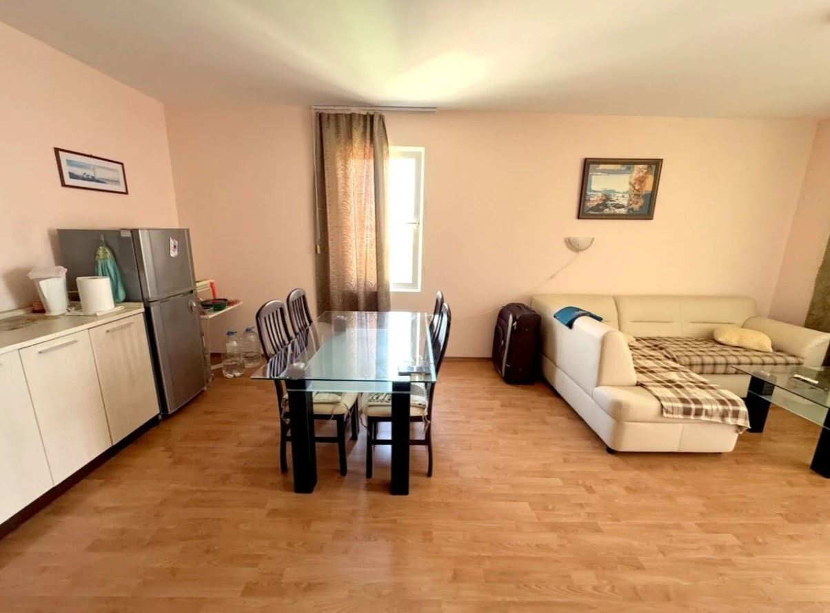 Prostorný apartmán s jednou ložnicí 200 metrů od moře v Ravdě – pohodlný domov u pobřeží