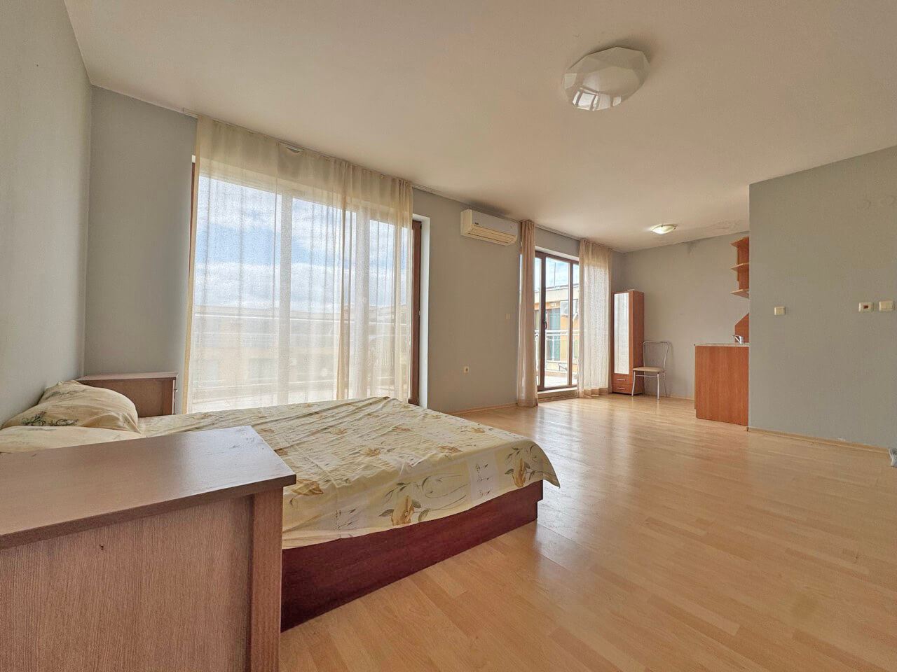 Panoramatický dvoupokojový apartmán s velkou terasou a otevřeným výhledem – Slunečné pobřeží