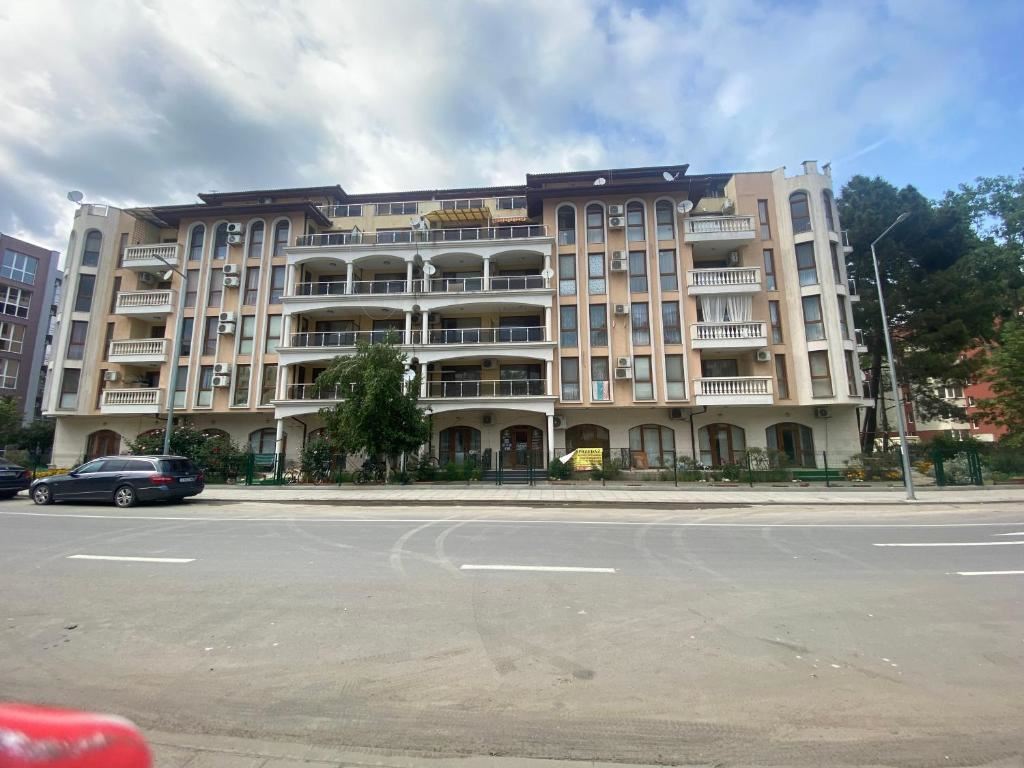 Prostorný byt s jednou ložnicí v klidném a zeleném komplexu s bazénem v Sunny Beach
