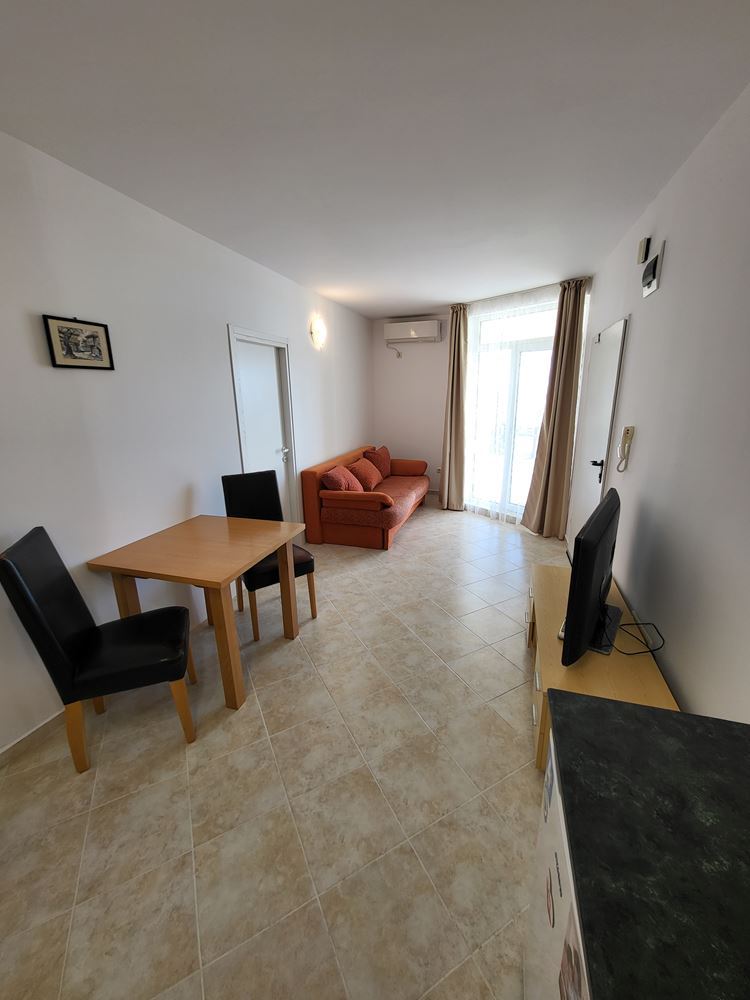 Malý apartmán s jednou ložnicí a přímým vstupem k bazénu – útulná nemovitost v komplexu s rozsáhlou infrastrukturou nedaleko Slunečného pobřeží