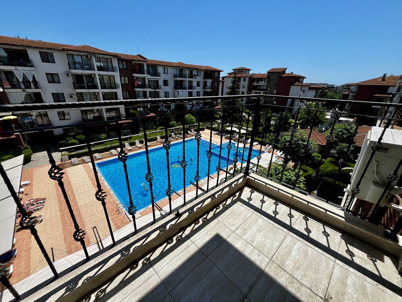 Mořský komfort a klid v blízkosti Nesebaru! Zařízený apartmán s jednou ložnicí s výhledem na bazén v luxusním uzavřeném komplexu