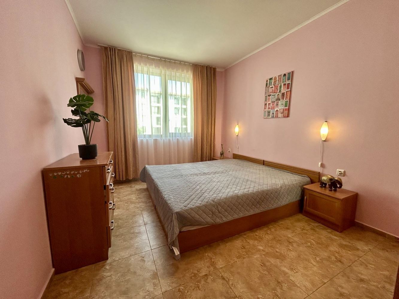 Prostorný apartmán se dvěma ložnicemi a výhledem na bazén v Nesebaru
