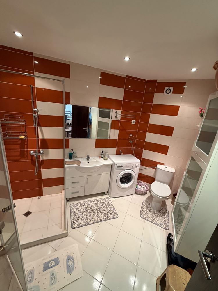 Stylový apartmán s jednou ložnicí v prestižním komplexu ve Sveti Vlas – připravený k nastěhování a s připravenými dokumenty pro rychlý obchod
