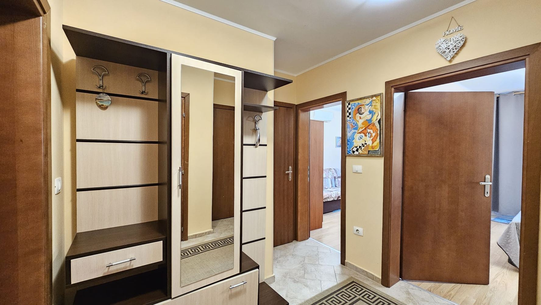 Prostorný apartmán se dvěma ložnicemi na první linii u moře se soukromou pláží ve Sveti Vlas
