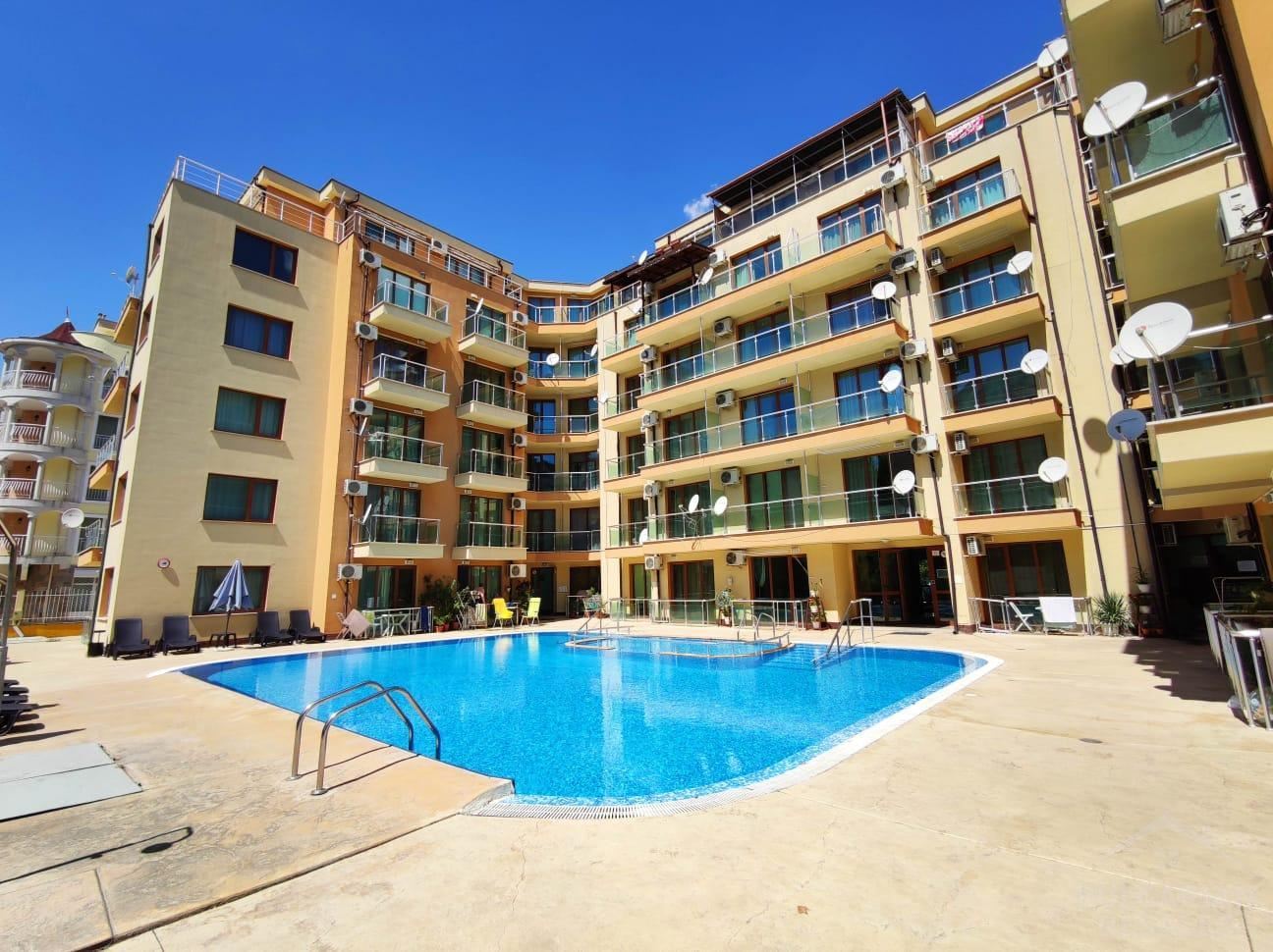 Panoramatický dvoupokojový apartmán s velkou terasou a otevřeným výhledem – Slunečné pobřeží