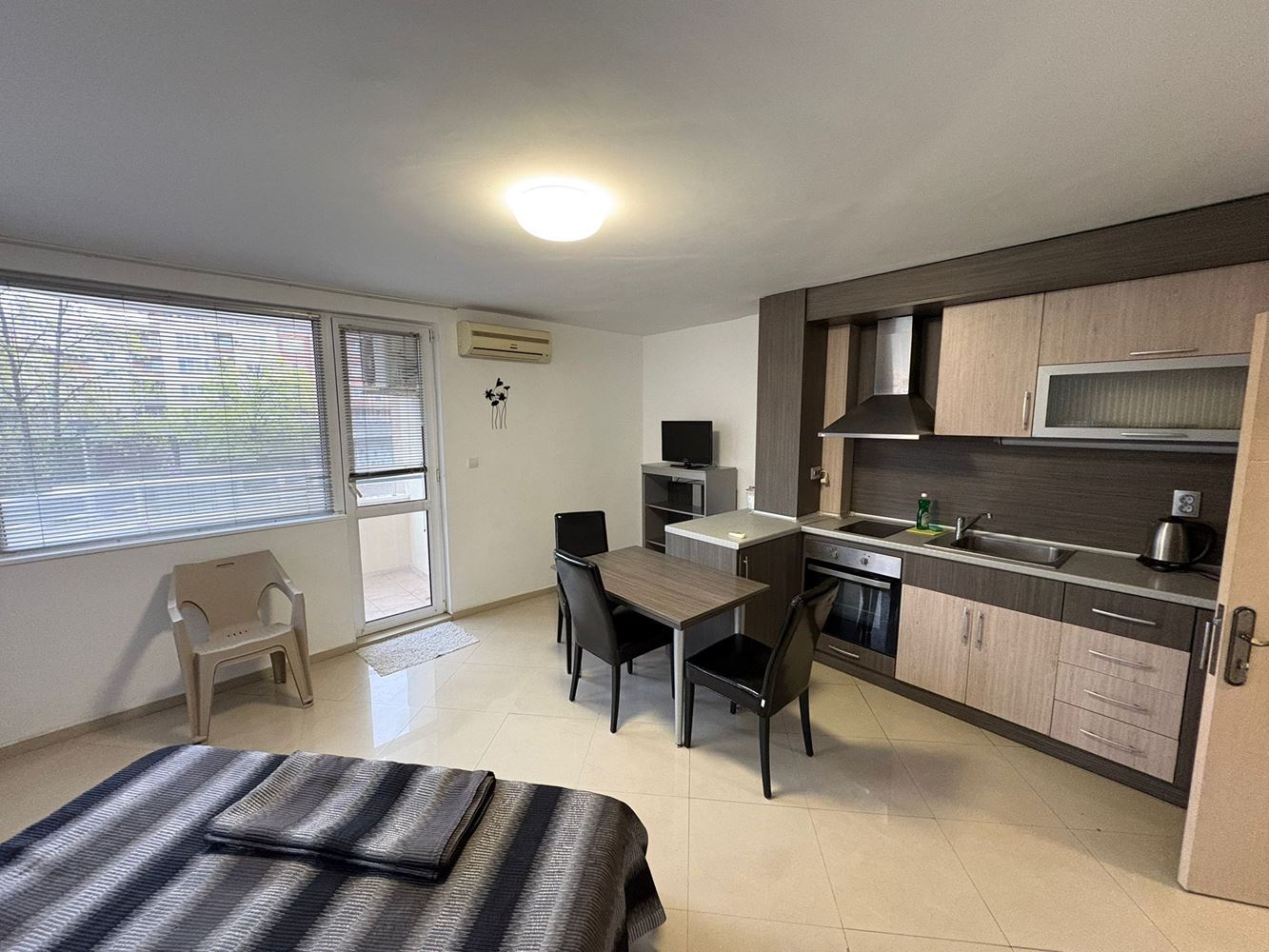 Prostorné plně zařízené studio v Pomorie – východní orientace a výborná poloha 400 m od moře