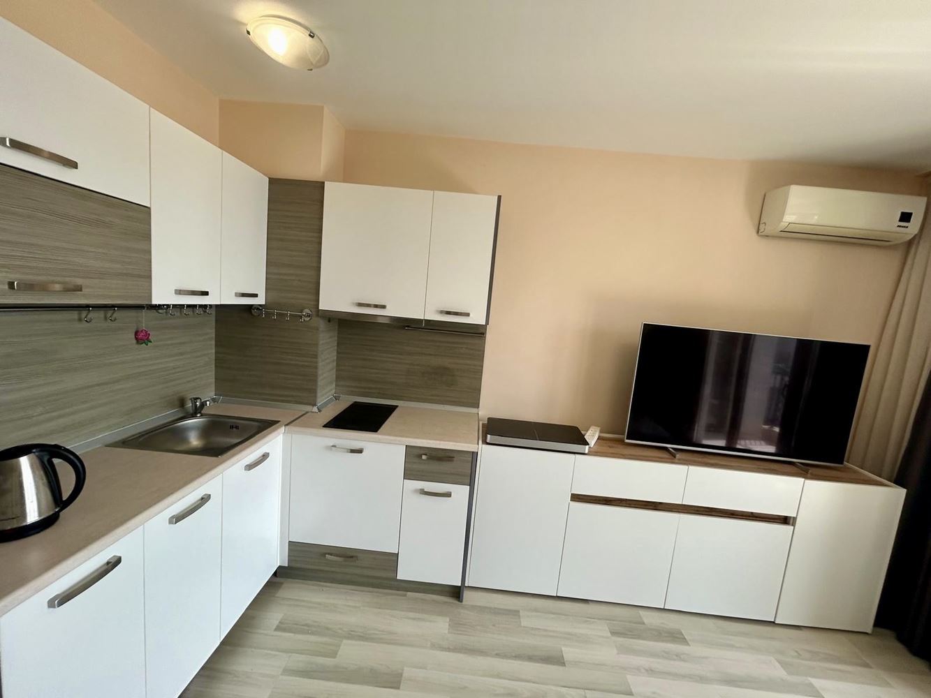 Prostorný apartmán se dvěma ložnicemi a vlastním dvorem v Nesebaru – komfort, klid a výborně udržovaný areál