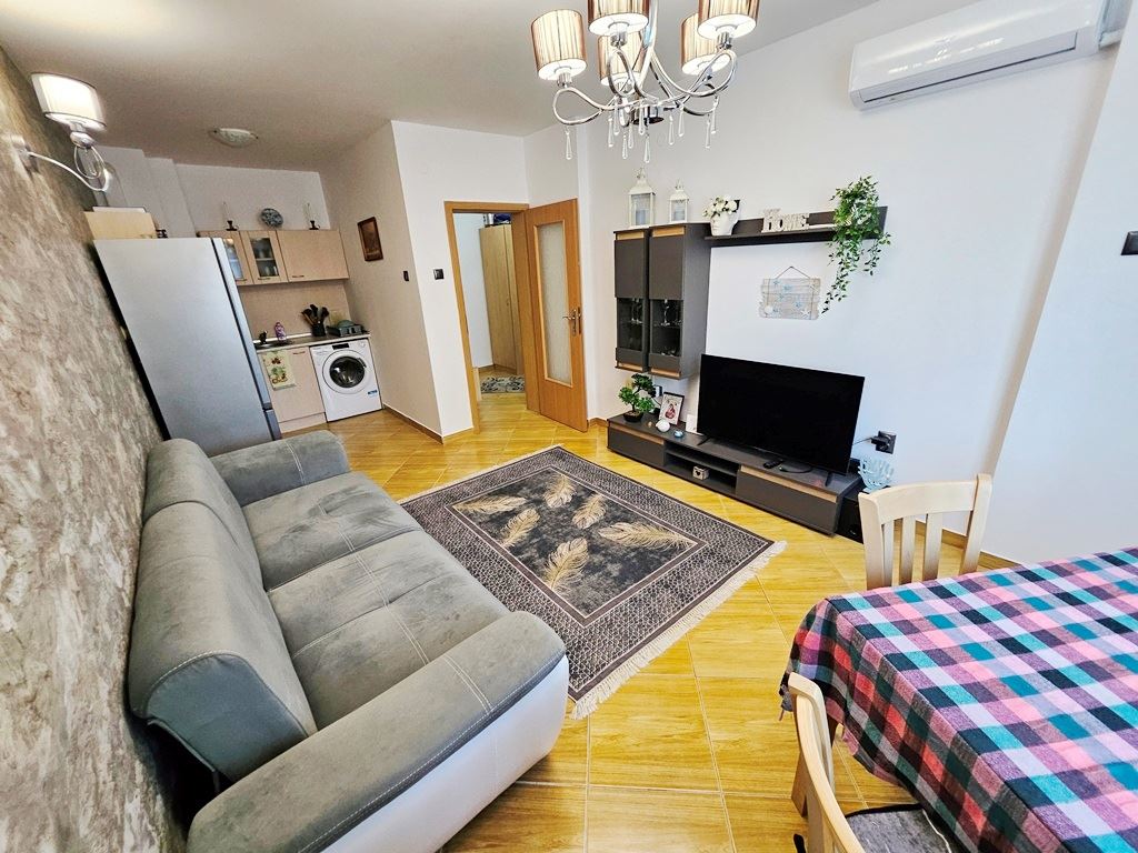 Stylový apartmán s jednou ložnicí s výhledem na bazén v letovisku Slunečné pobřeží