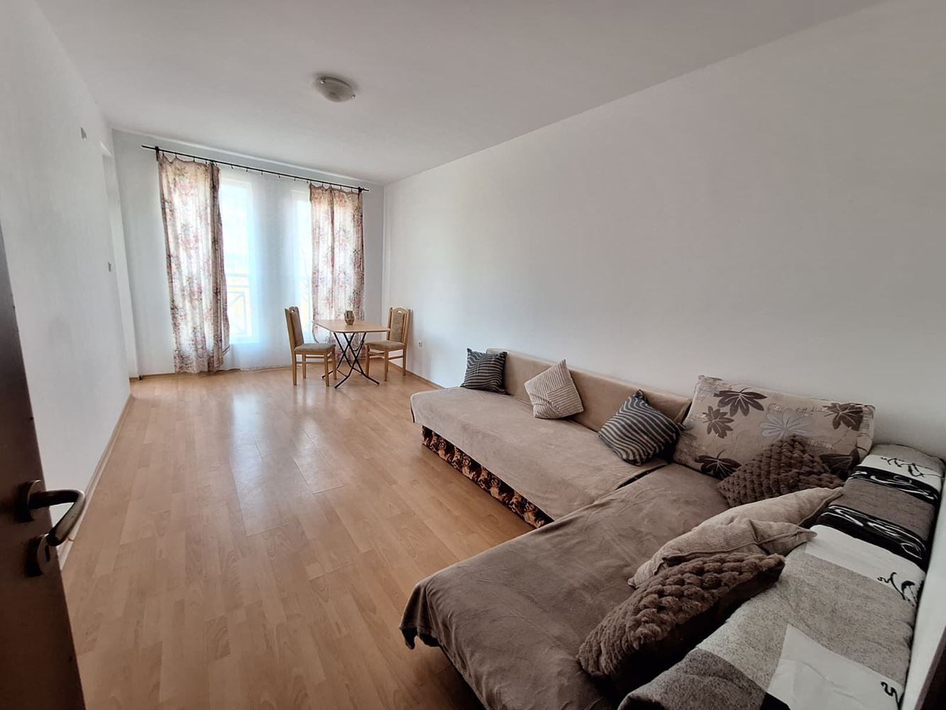 Prostorný byt s jednou ložnicí v luxusním komplexu s bazény a sportovními zařízeními