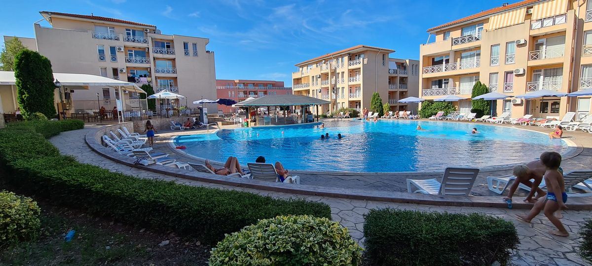 Funkční třípokojový byt v přízemí v moderním komplexu v oblasti Slunečního pobřeží