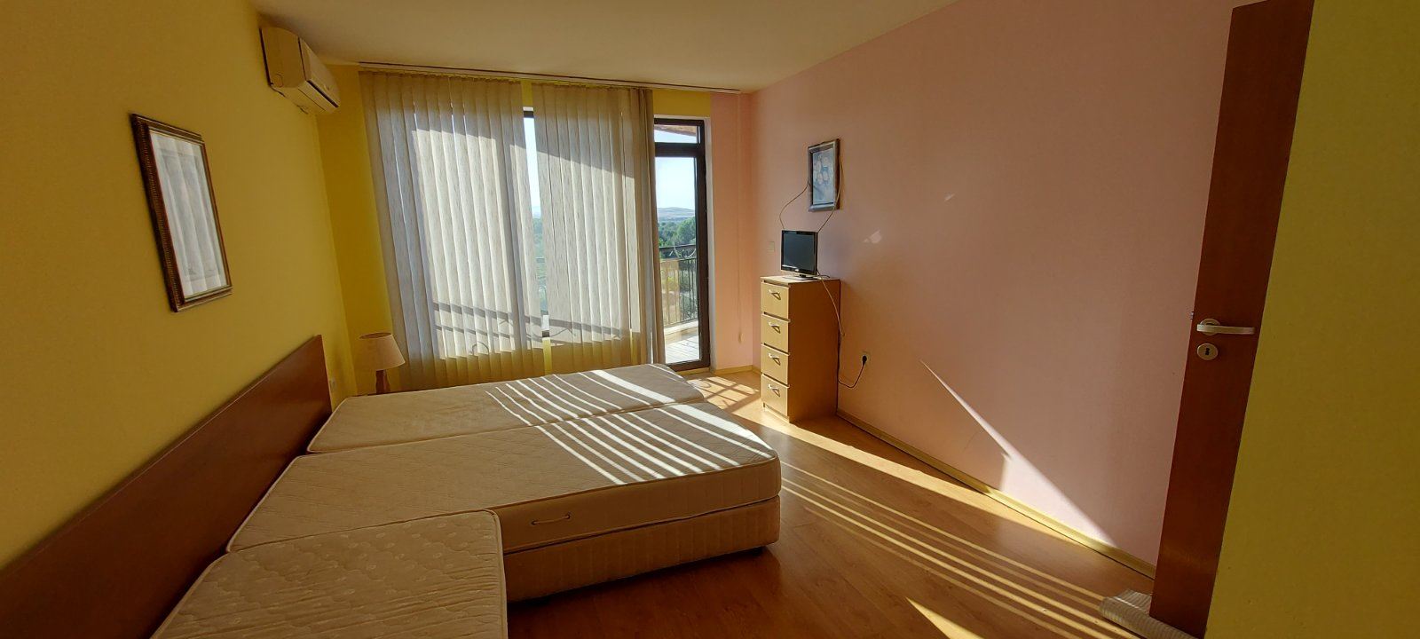 Prostorný apartmán s jednou ložnicí v komplexu s bazénem a vynikajícím vybavením ve Slunečném pobřeží