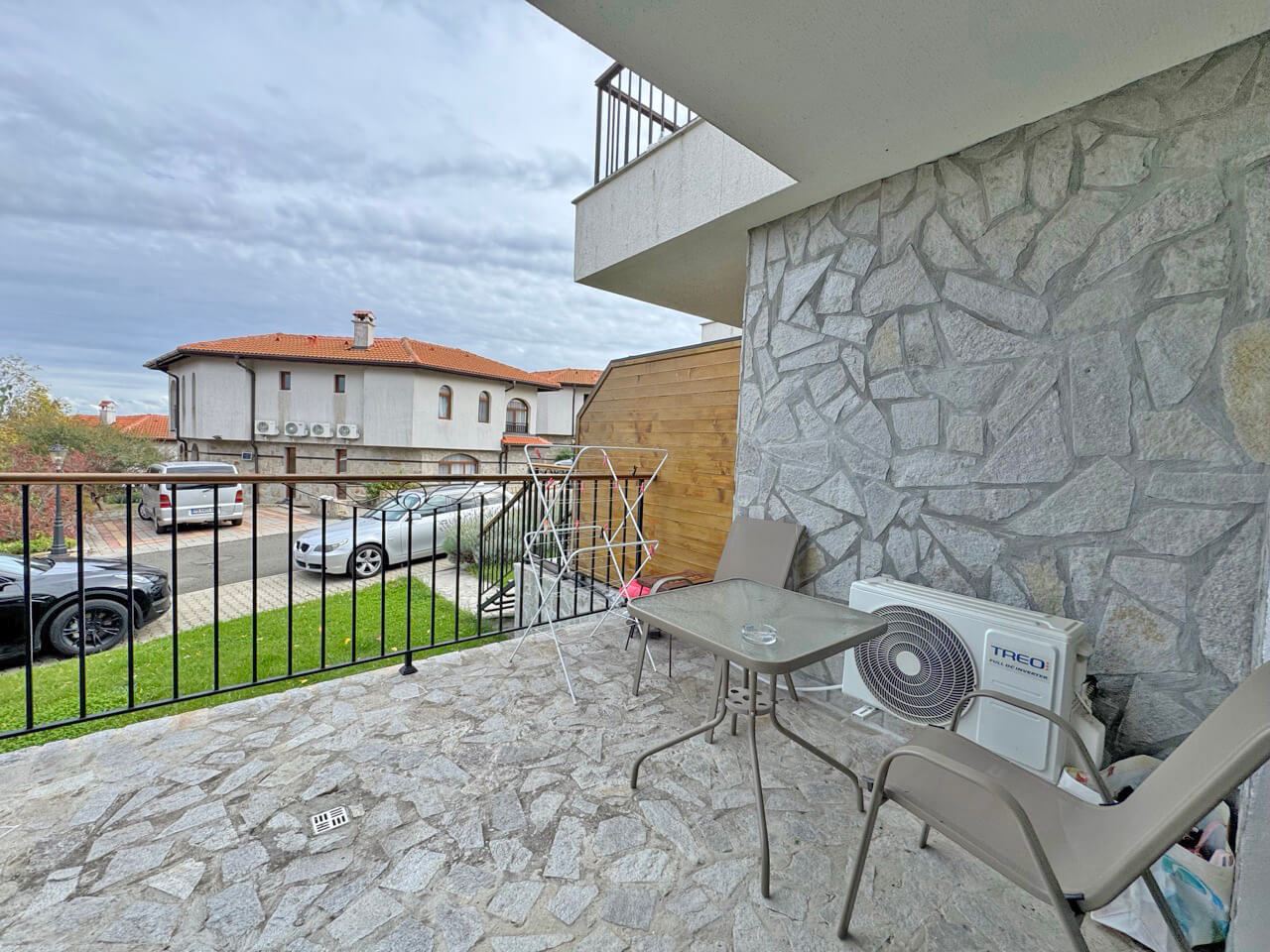 Zařízený apartmán s jednou ložnicí v novém komplexu v Aheloji – klid, zeleň a komfort u moře