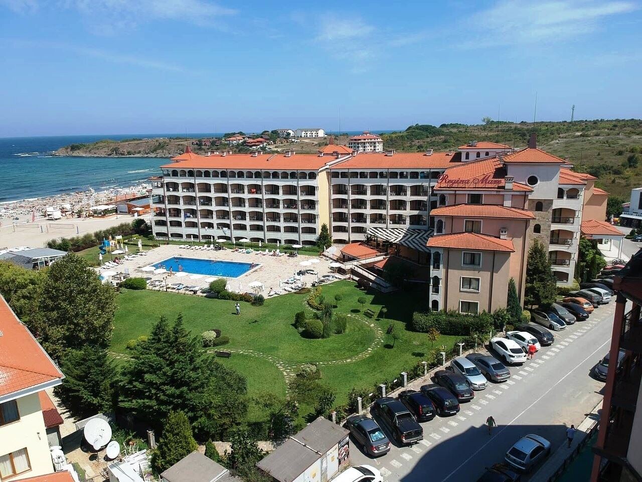 Prostorný byt s jednou ložnicí na první linii u moře v Carevu s kompletním vybavením