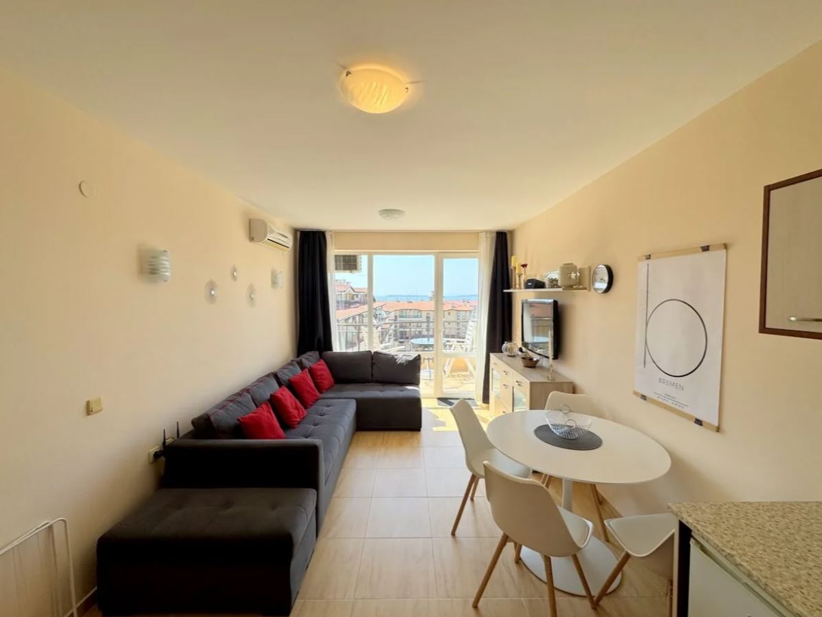 Apartmán se dvěma ložnicemi ve Sveti Vlas – panoramatické výhledy a pohodlí v uzavřeném komplexu