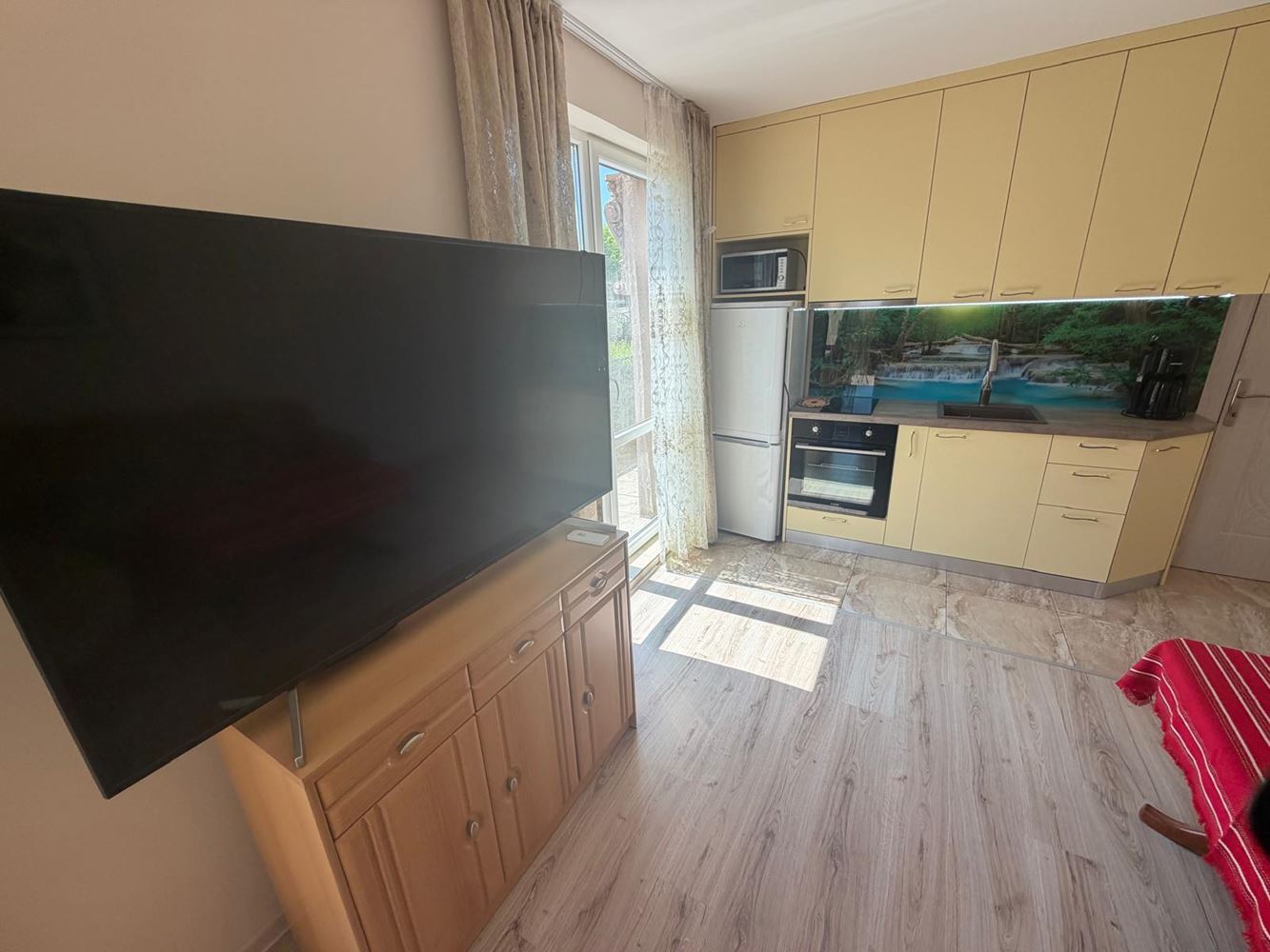 Útulný apartmán s jednou ložnicí a obrovskou terasou v Ravdě – váš osobní prostor u moře