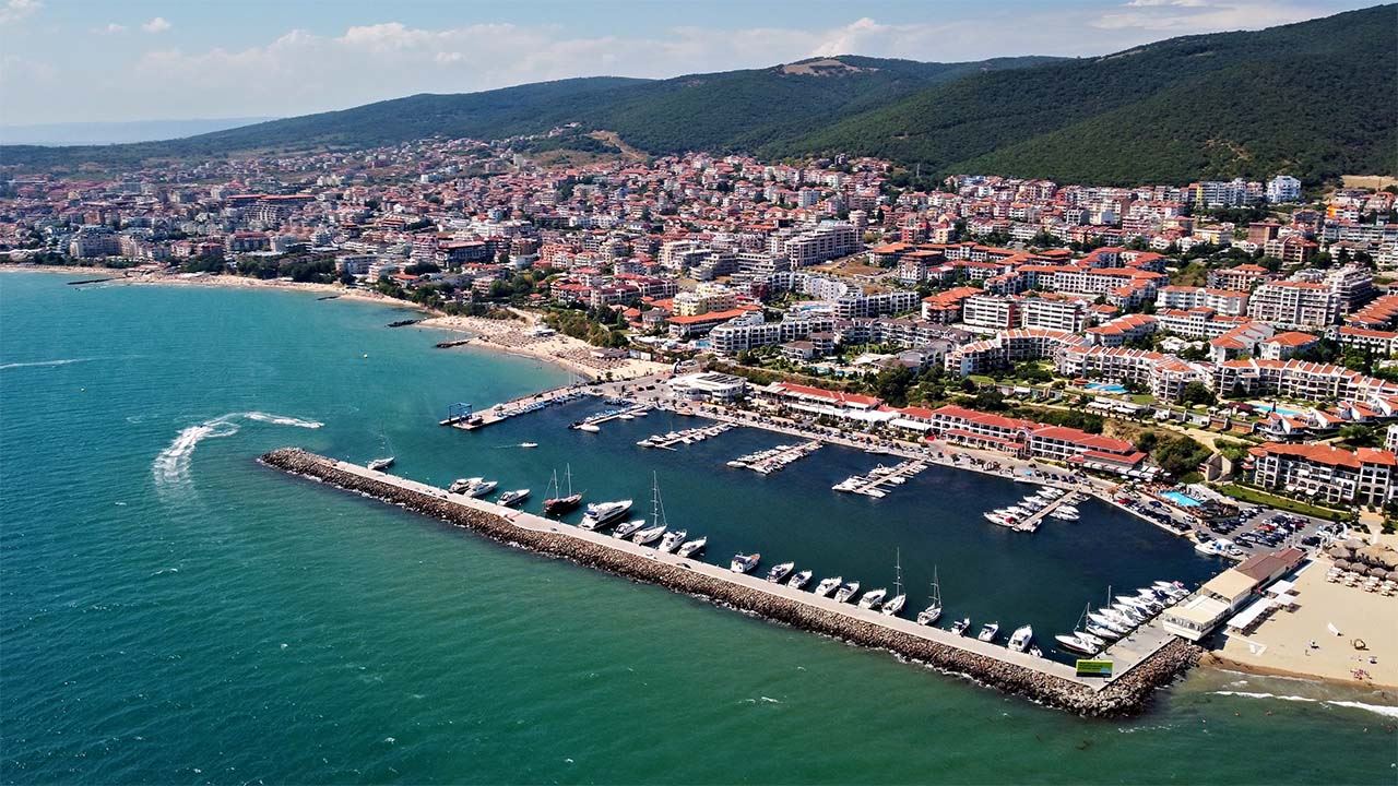 Apartmán s jednou ložnicí ve Sveti Vlas s přímým přístupem k bazénu – klidné místo pro bydlení a odpočinek