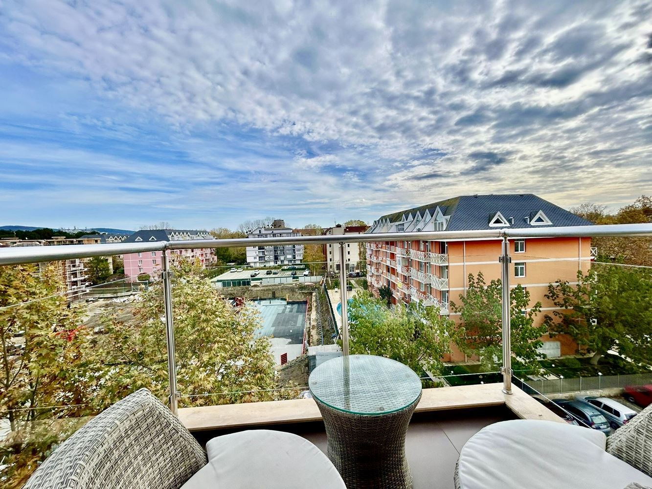 Světlé a útulné studio s výhledem na krásný vnitřní areál – komfort a klid v moderním komplexu