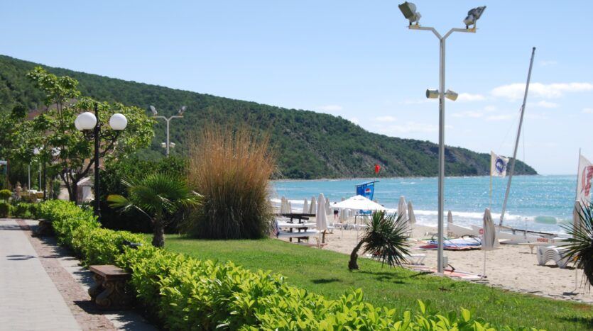 Dvoupokojový apartmán v první linii v Elenite s výhledem na moře a vysokým investičním potenciálem