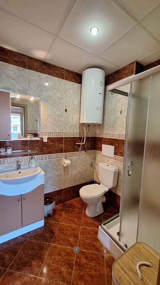 Jen pár kroků od moře – útulný apartmán se dvěma ložnicemi na začátku Svatého Vlasu