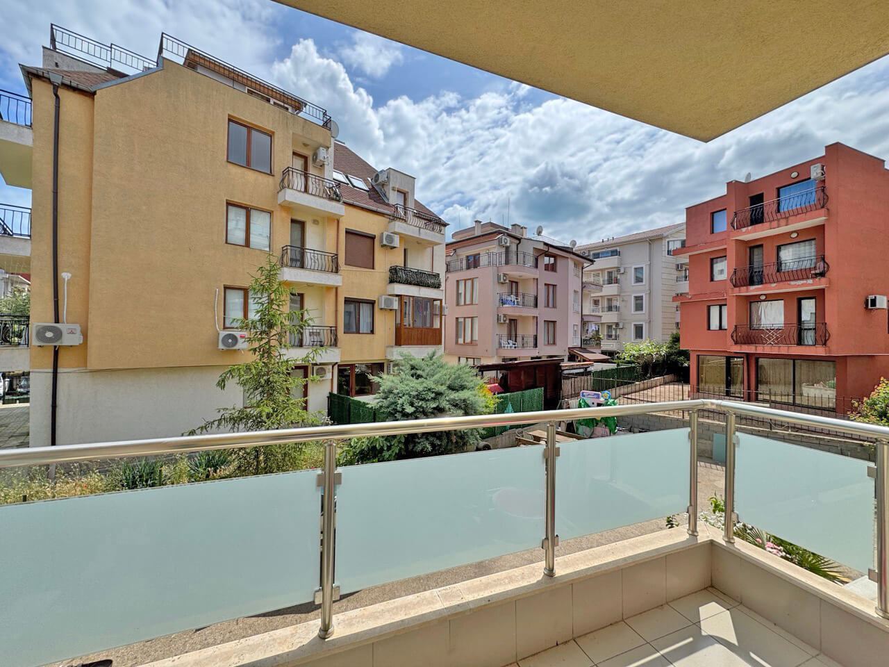 Prostorný apartmán se třemi ložnicemi pro celoroční bydlení ve čtvrti Černo More v Nesebaru