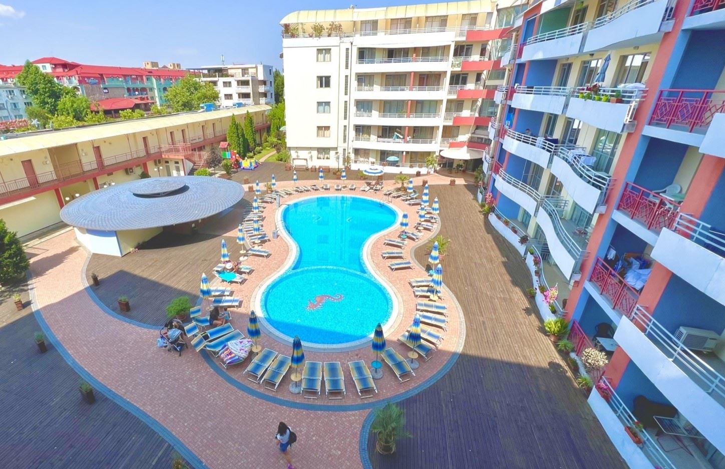 Prostorný apartmán s jednou ložnicí a výhledem na bazén ve Slunečném pobřeží