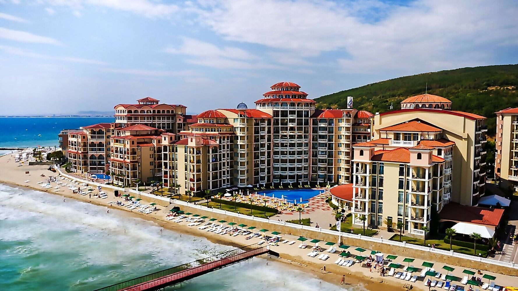 Byt se samostatnou ložnicí a úchvatným panoramatickým výhledem na moře přímo u pláže v Elenite