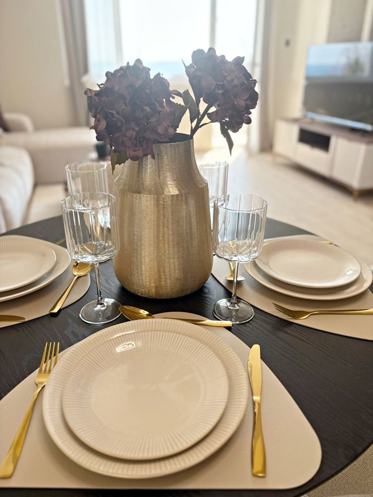 Dvě nezávislé bytové jednotky s výhledem na moře v centru Sveti Vlas – designový interiér a vlastní parkovací místo