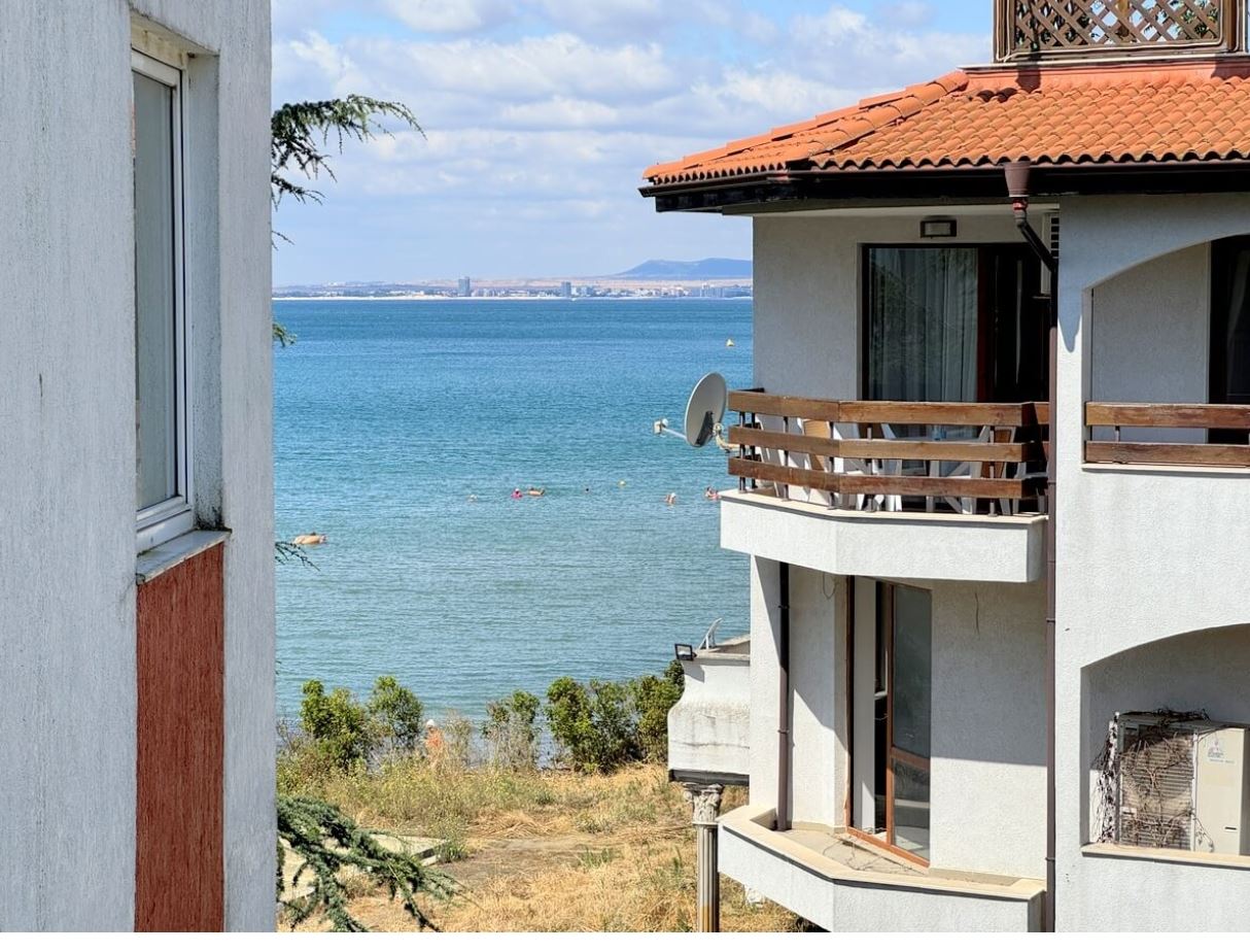 Krásný apartmán v první linii u moře v prestižním komplexu poblíž Elenite a Sveti Vlas