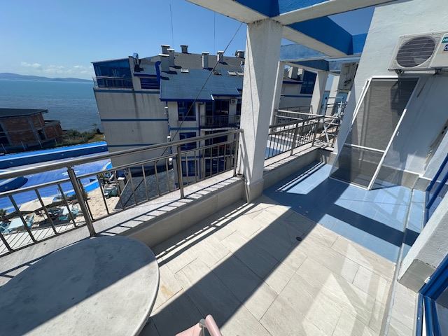 Život v první linii – prostorný byt se třemi ložnicemi s čelním výhledem na moře v Pomorie