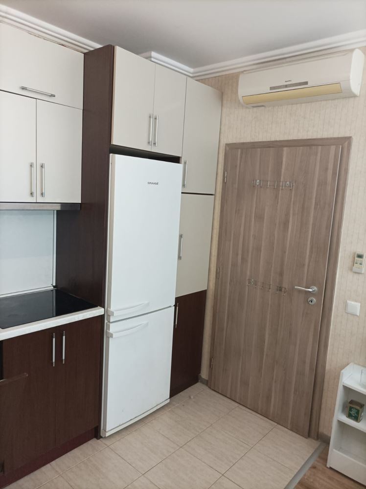 Apartmán s jednou ložnicí a vlastní zahradou na Slunečném pobřeží – Vaše zelená oáza u moře