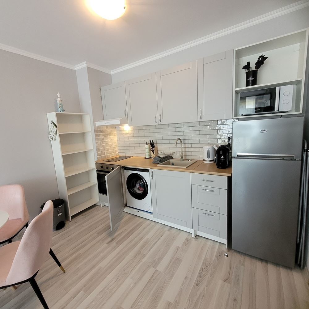 Útulný apartmán s jednou ložnicí s novým vybavením v uzavřeném komplexu u moře v letovisku Elenite