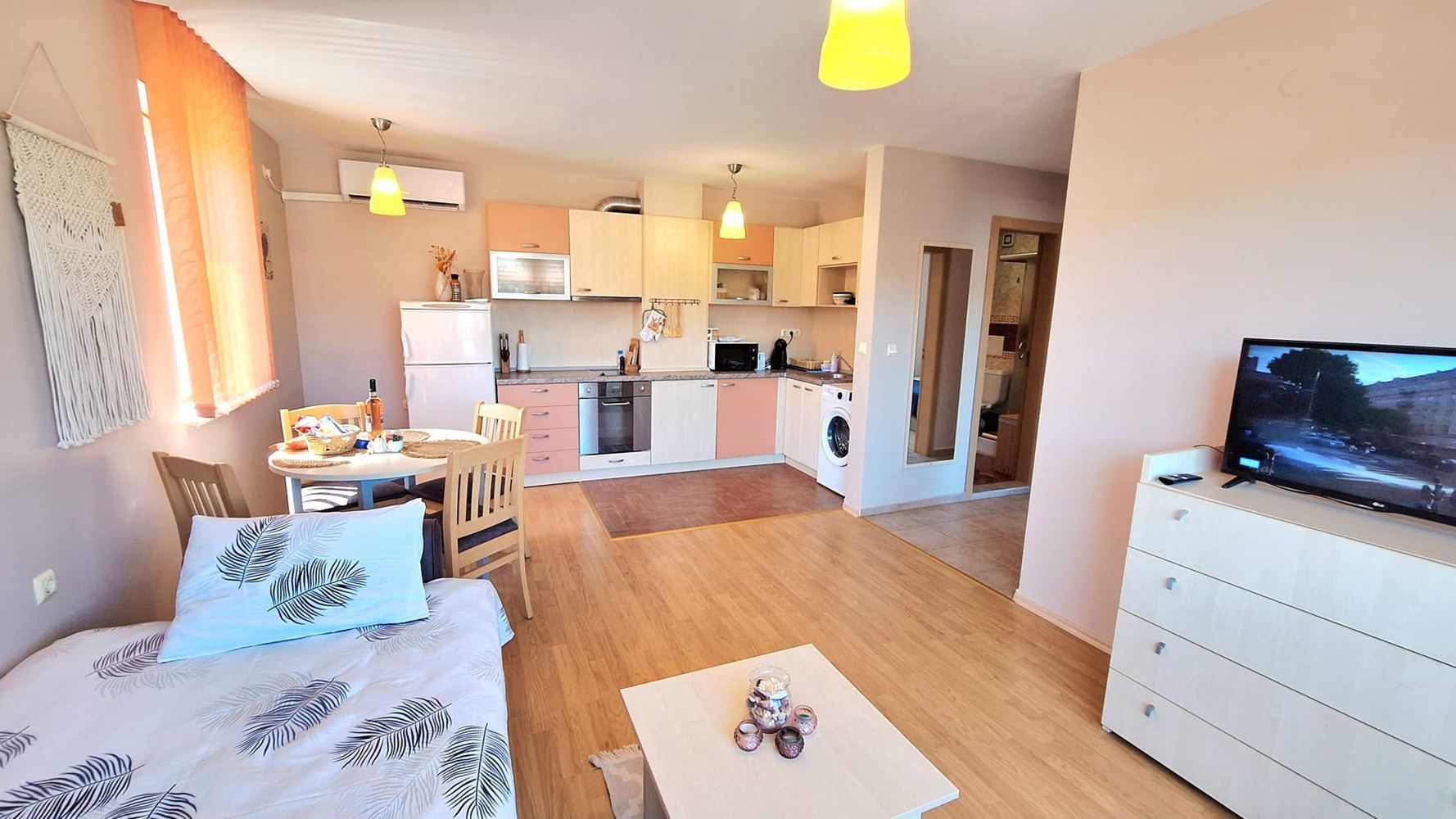 Jen pár kroků od moře – útulný apartmán se dvěma ložnicemi na začátku Svatého Vlasu
