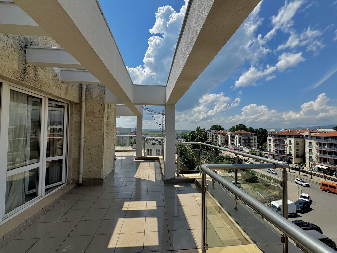 Prostorné studio s velkou panoramatickou terasou na Slunečném pobřeží – vynikající lokalita a nízký poplatek za údržbu
