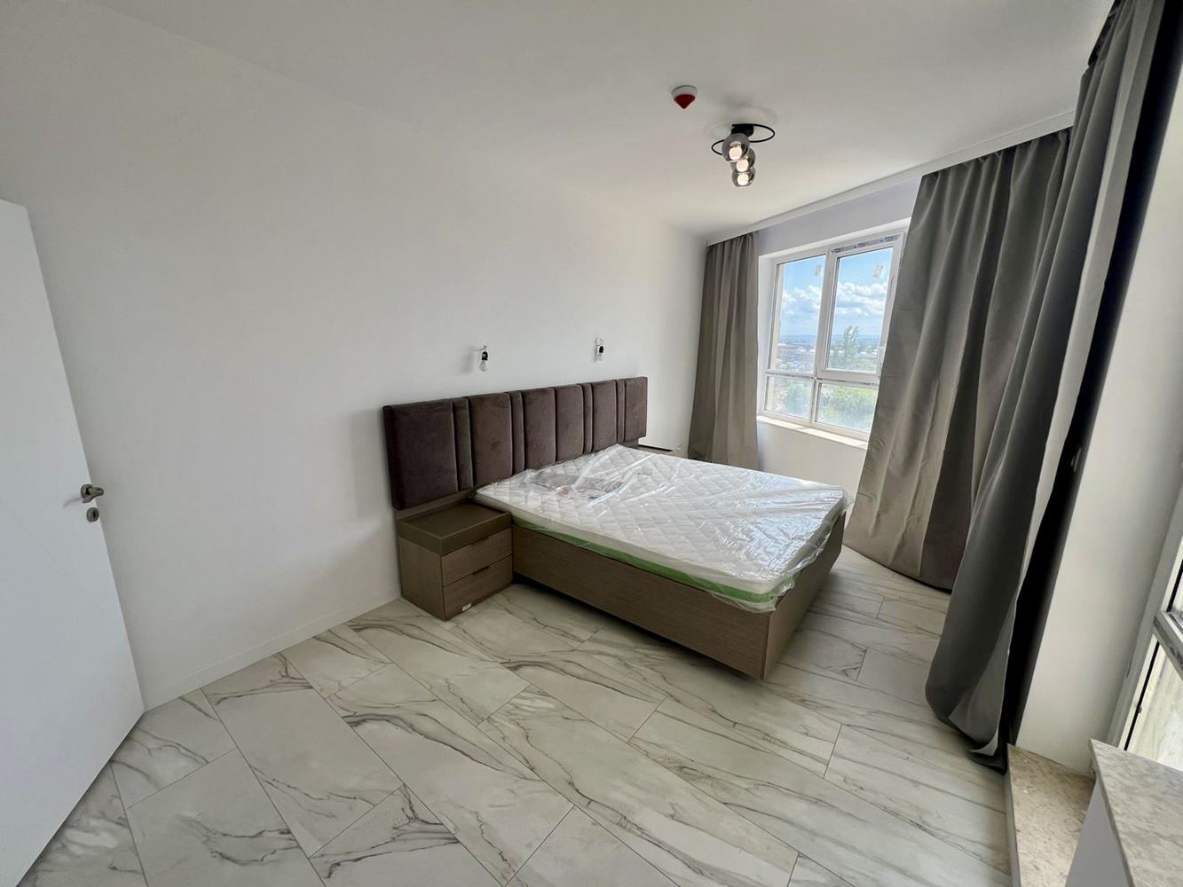 Moderní apartmán s jednou ložnicí s panoramatickým výhledem v prestižním komplexu – připraven k nastěhování
