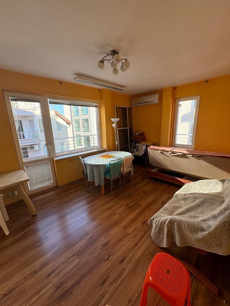 Jedinečný dvoupokojový apartmán v samém centru Pomorie – pouhých 100 metrů od pláže!