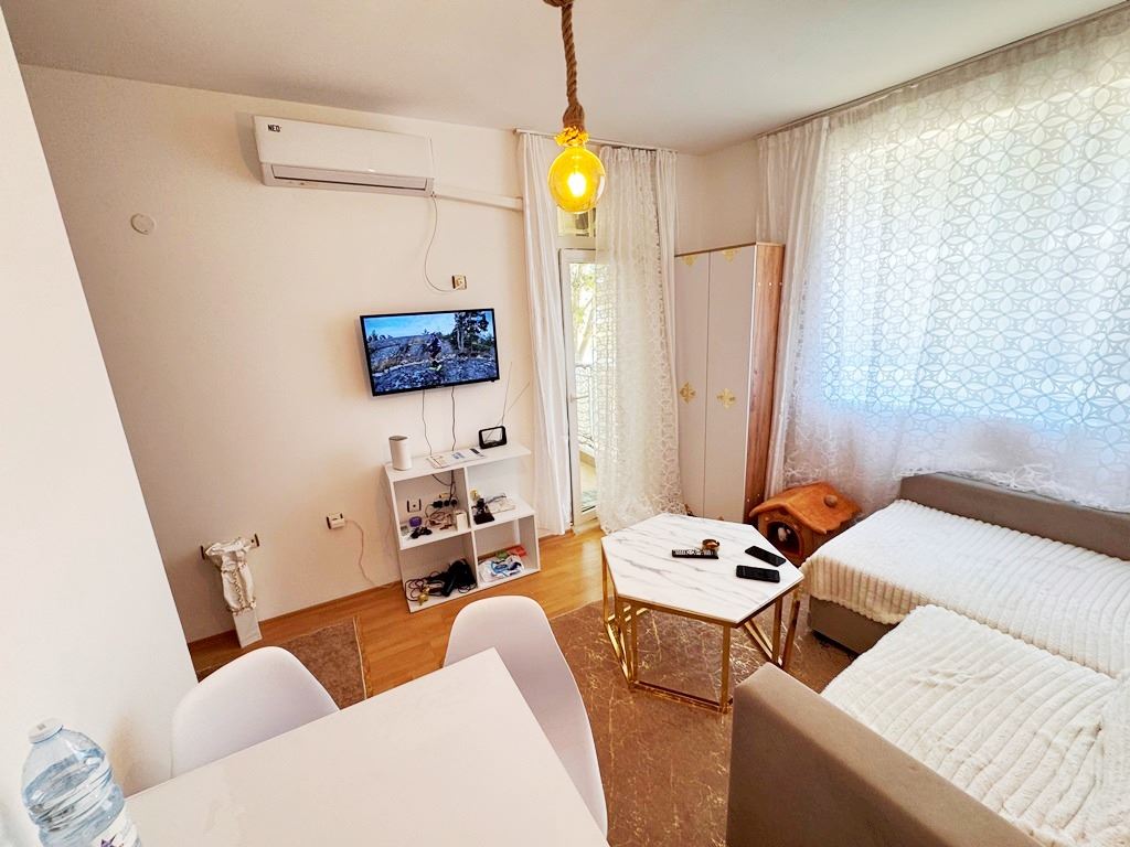 Stylový plně zařízený třípokojový apartmán ve Slunečném pobřeží v komplexu s výborným vybavením