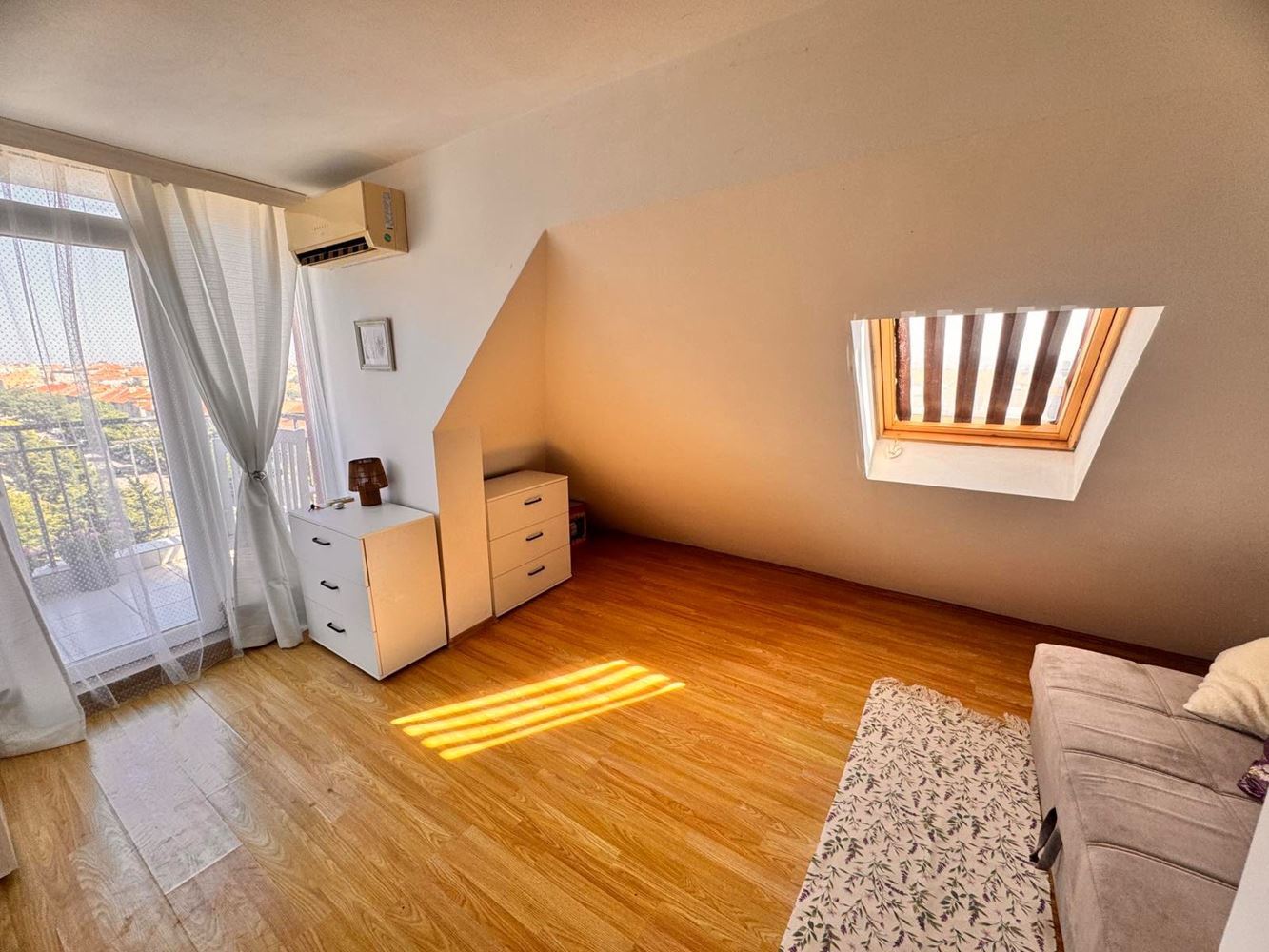 Stylové studio s panoramatickou terasou v Pomorie – nízký poplatek za údržbu, jižní orientace a vynikající lokalita blízko moře