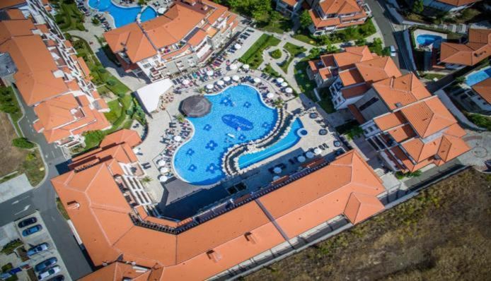 Byt s jednou ložnicí a verandou v SPA komplexu v Aheloy – luxus, klid a přímořská atmosféra