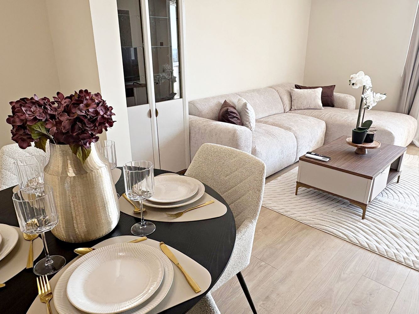 Dvě nezávislé bytové jednotky s výhledem na moře v centru Sveti Vlas – designový interiér a vlastní parkovací místo