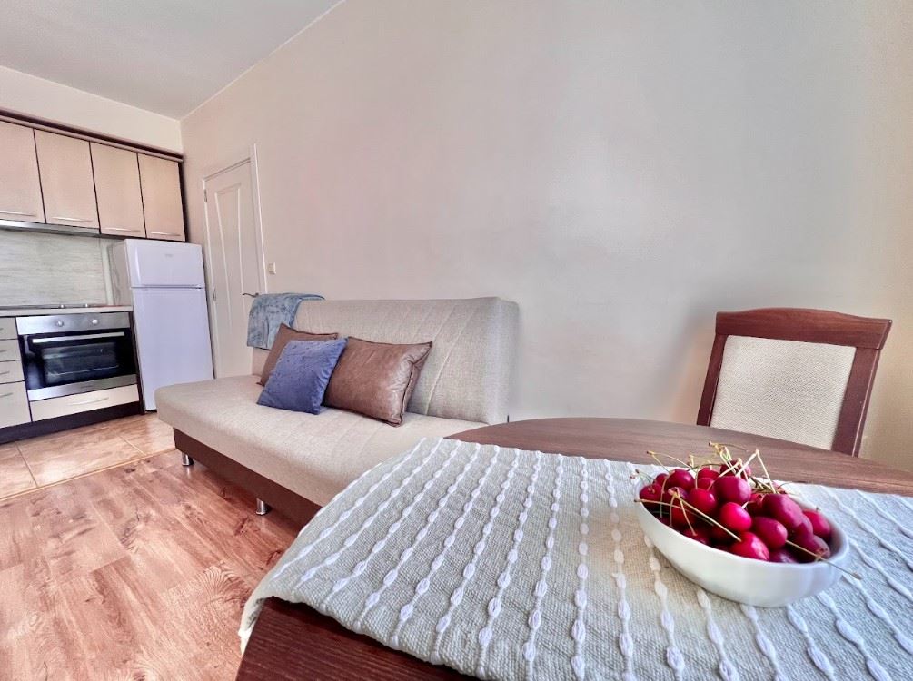 Útulný dvoupokojový apartmán s jednou ložnicí v Ravdě – styl, pohodlí a klid u moře