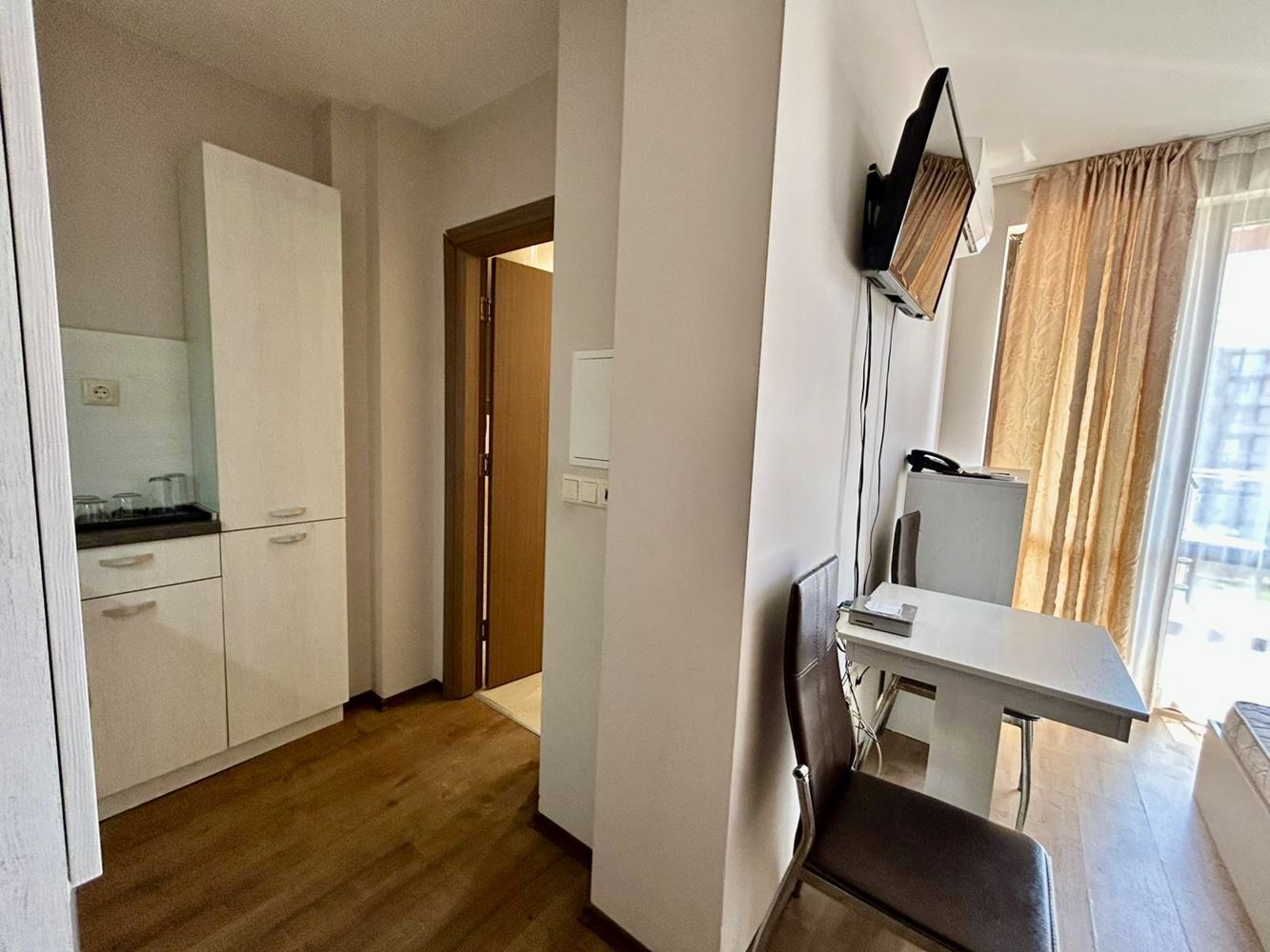 Světlé a útulné studio s výhledem na krásný vnitřní areál – komfort a klid v moderním komplexu