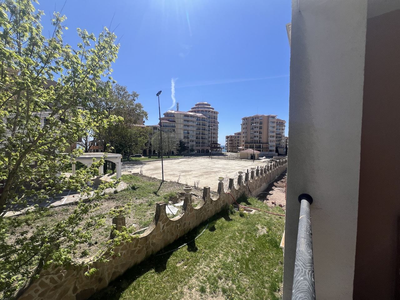 Útulné studio v srdci Elenite – jen pár minut od pláže, v uzavřeném komplexu s bazénem a skvělým zázemím