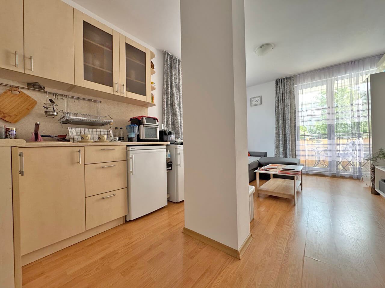 Luxusní apartmán s jednou ložnicí s výhledem na bazén v prestižním komplexu na Slunečném pobřeží