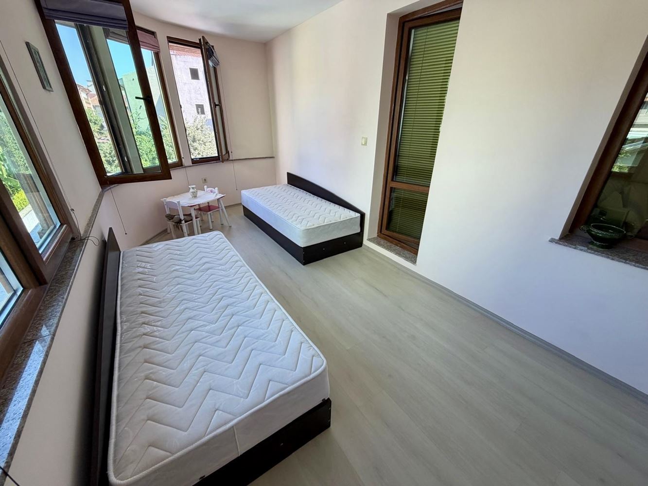 Sarafovo – prostorný apartmán s jednou ložnicí, Aktem 16, minimálním poplatkem za údržbu a kompletním vybavením